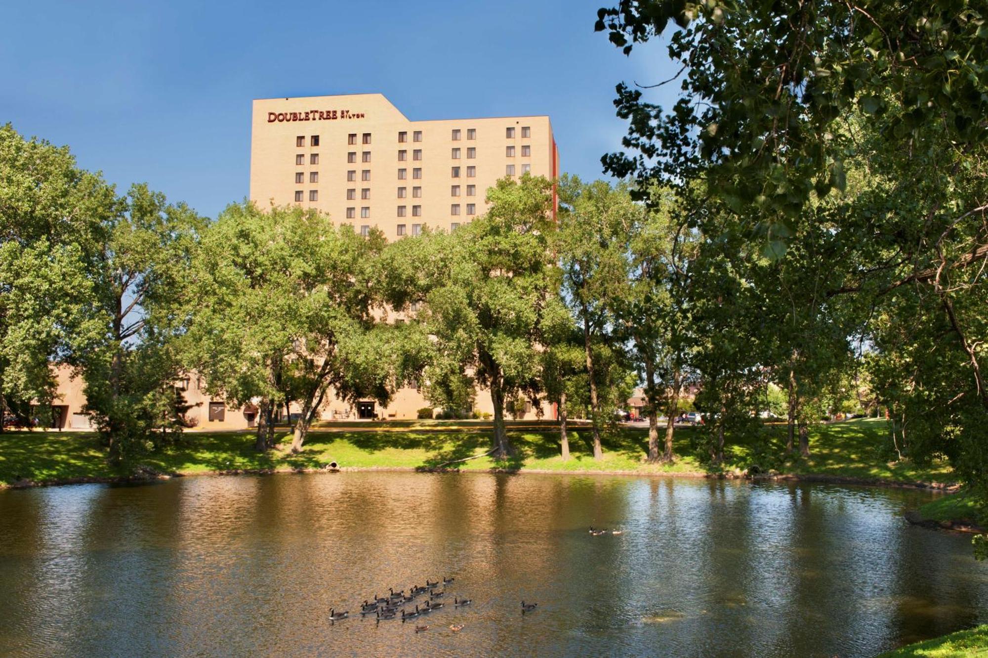 Doubletree By Hilton Minneapolis Park Place Saint Louis Park Exterior photo